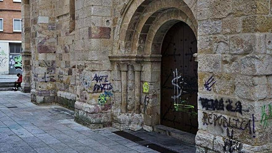 Iglesia de San Esteban con sus muros llenos de pintadas.