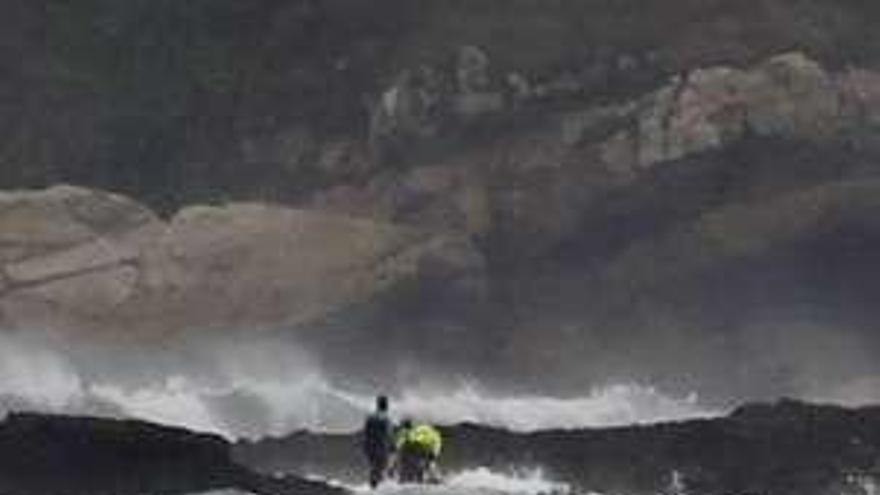 Los surfistas atrapados en las rocas en la zona del Rinconín.