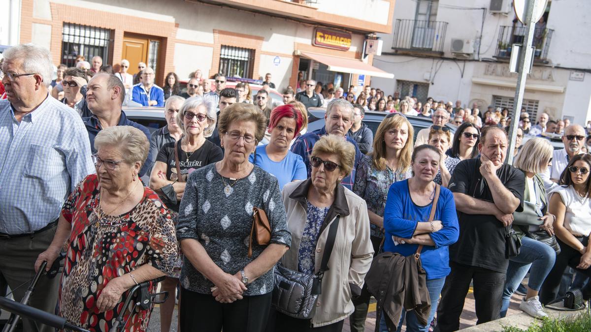 Vecinos de Argamasilla se concentran en repulsa al tiroteo.