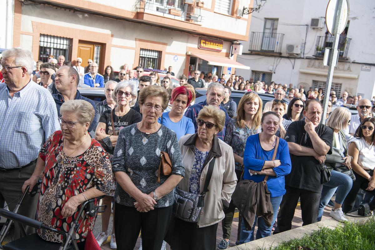 Vecinos de Argamasilla se concentran en repulsa al tiroteo.