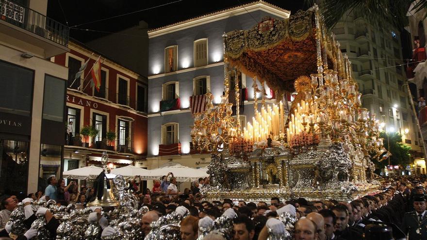 El trono de la Virgen de los Dolores por la plaza del Carbón en 2011.