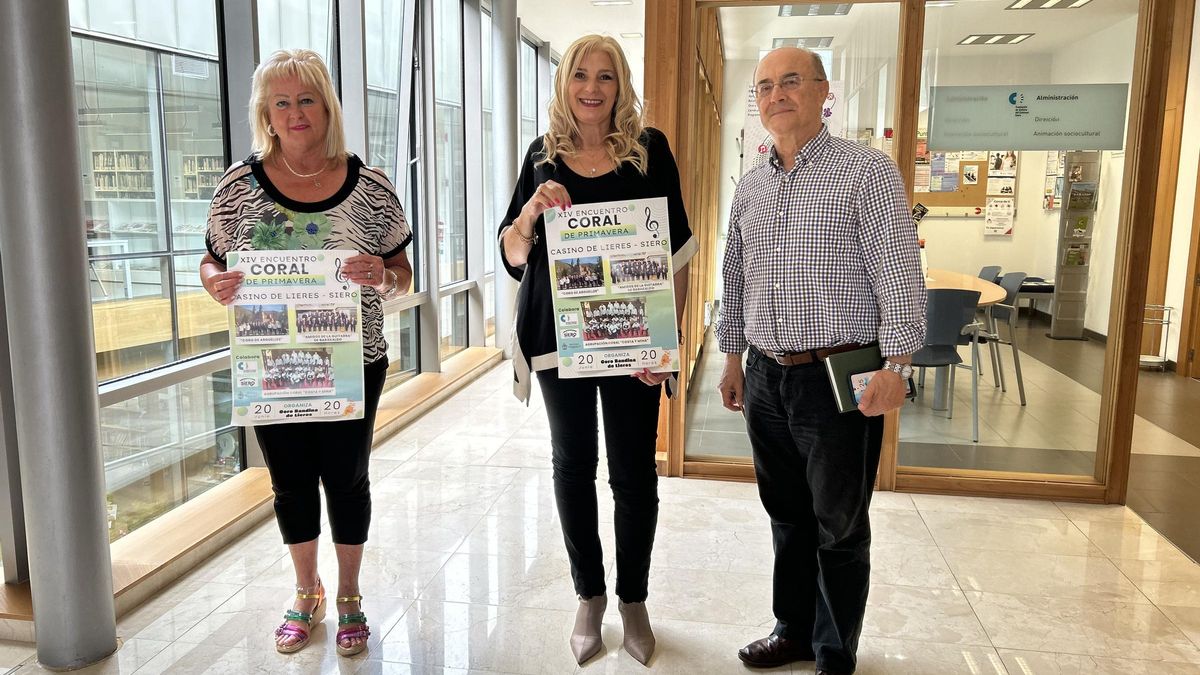 Por la izquierda, Marta Medina, presidenta de la Bandina y Coro de Lieres; Aurora Cienfuegos, y Faustino Martínez, director de la formación organizadora..