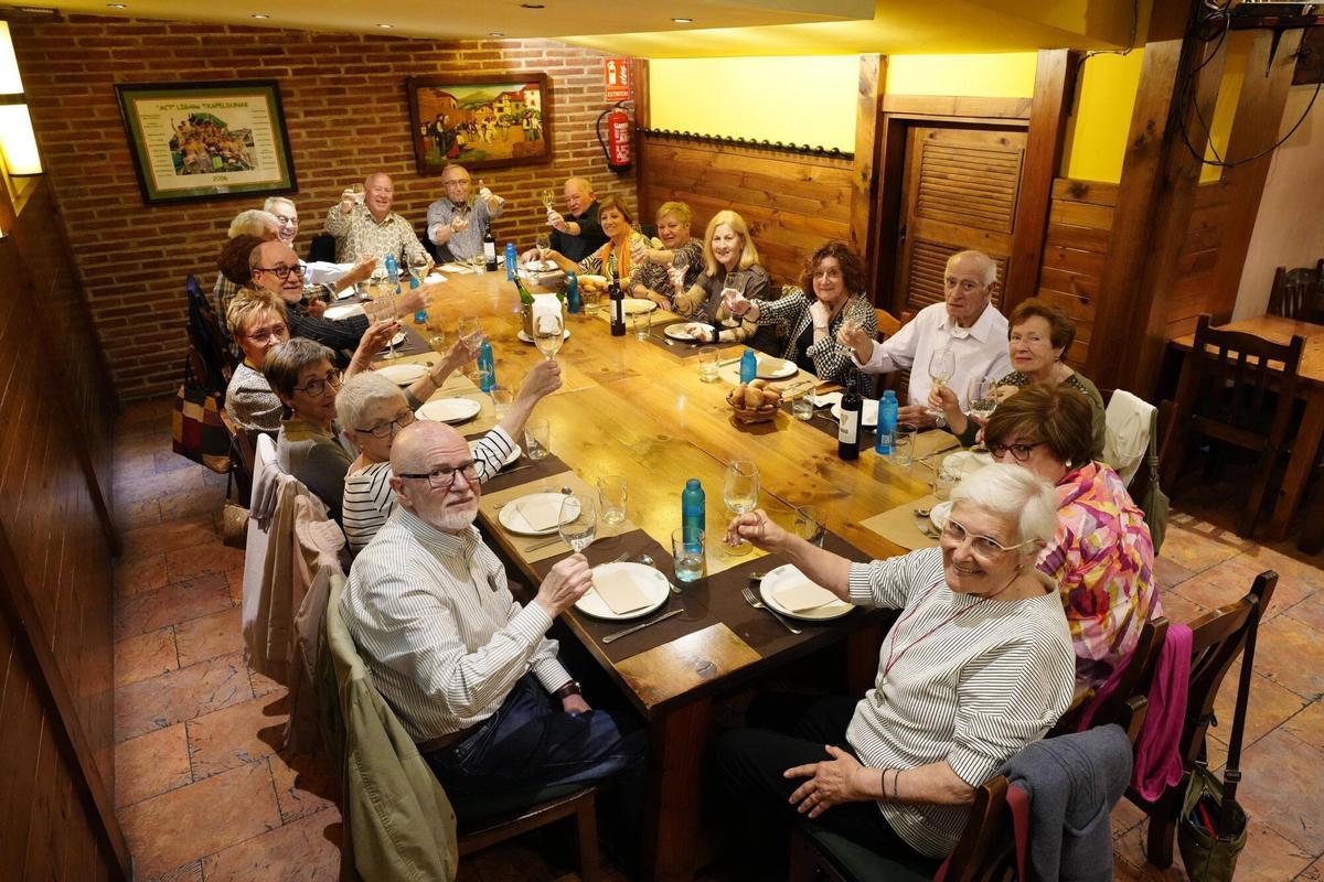 Barcelona 16/05/2025 Una finca de Sants de la Rambla Brasil, 7 , premiada por su diseño (en su momento) cumple 50 años, y muchos vecinos siguen siendo los mismos. Algunos lo celebran con una comida en el restaurante Txalaparta Fotografía de Ferran Nadeu