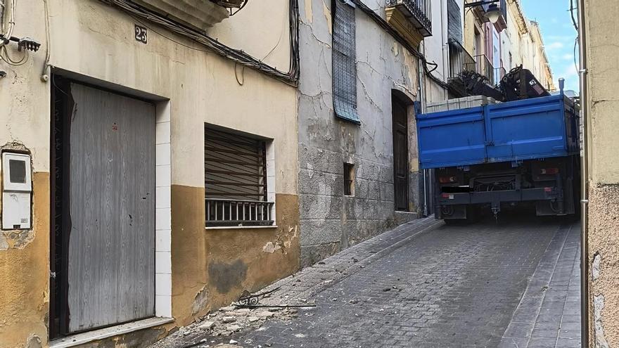 Una vecina captó al camión después de que causara destrozos en un balcón de la calle Delme, en Ontinyent.