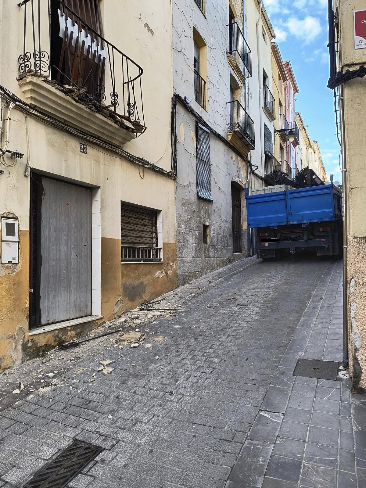 Una vecina captó al camión después de que causara destrozos en un balcón de la calle Delme, en Ontinyent.