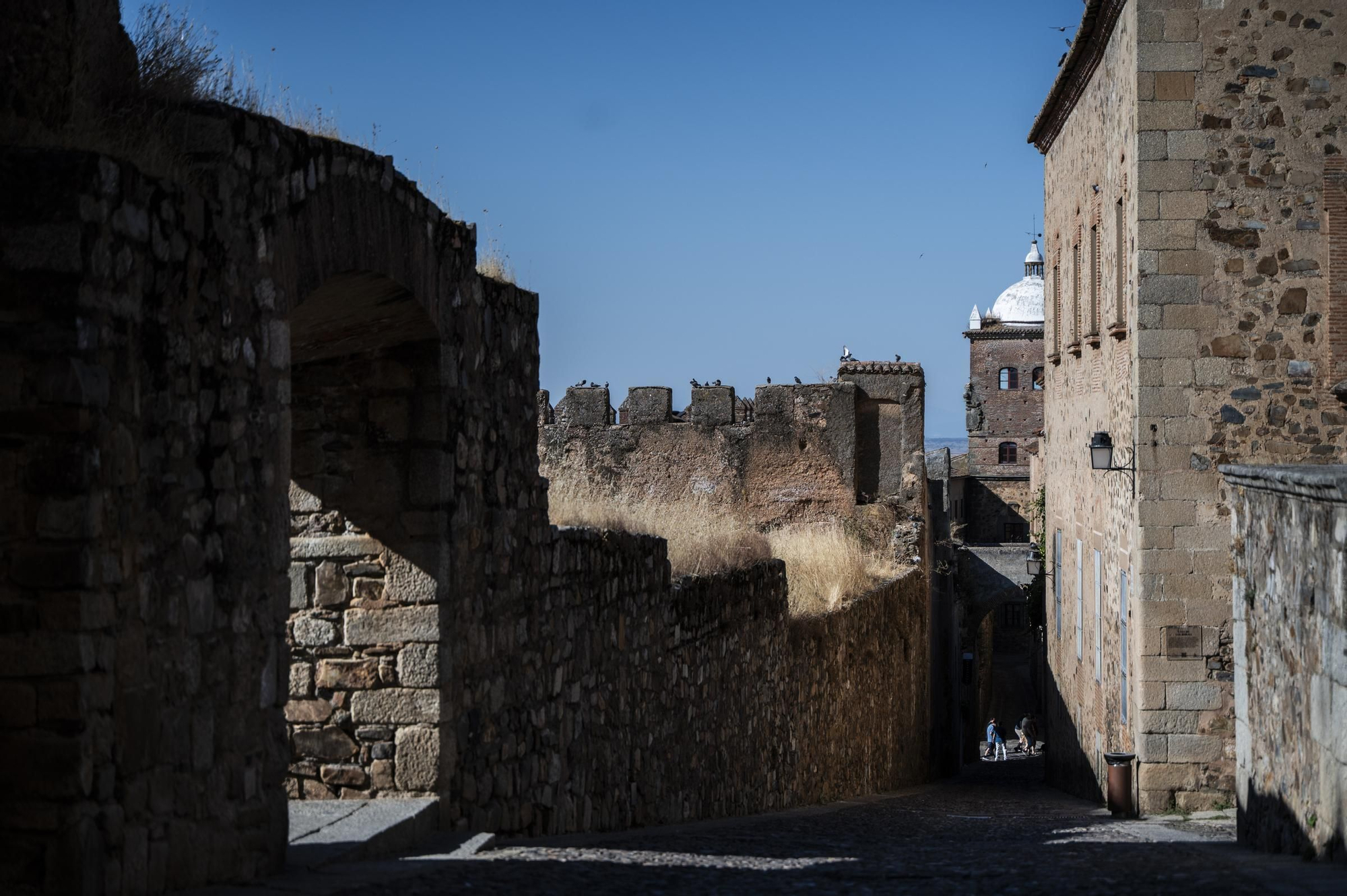 Galería | Primer paso para soterrar los cables de la parte oeste de Intramuros en Cáceres