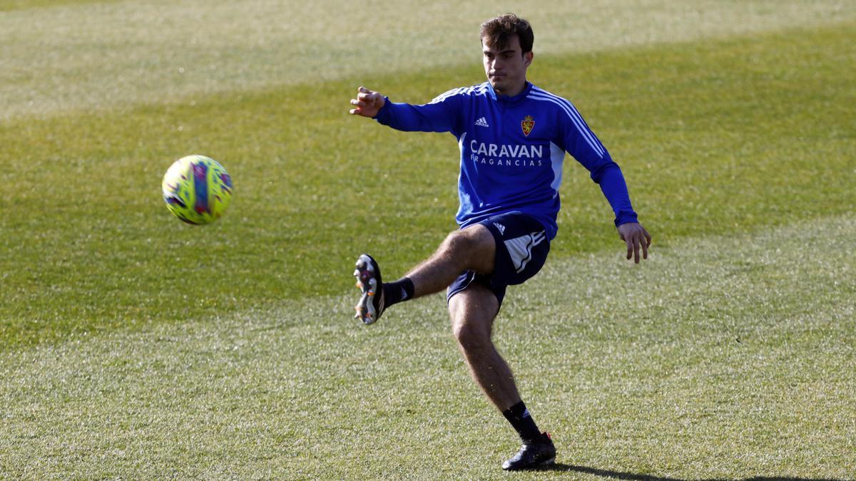 Francho Serrano golpea un balón en una sesión.