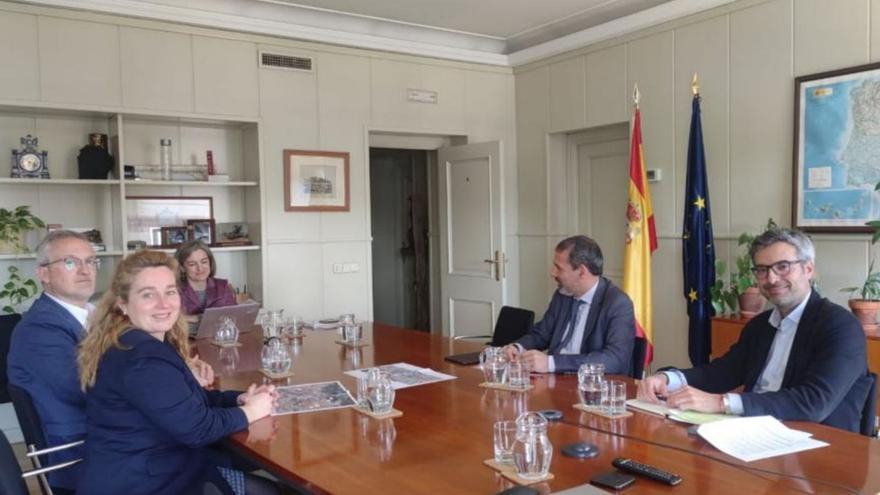 Reunión de la delegación del Ayuntamiento de Jaca con el Ministerio de Transportes, ayer en Madrid.  | EL PERIÓDICO