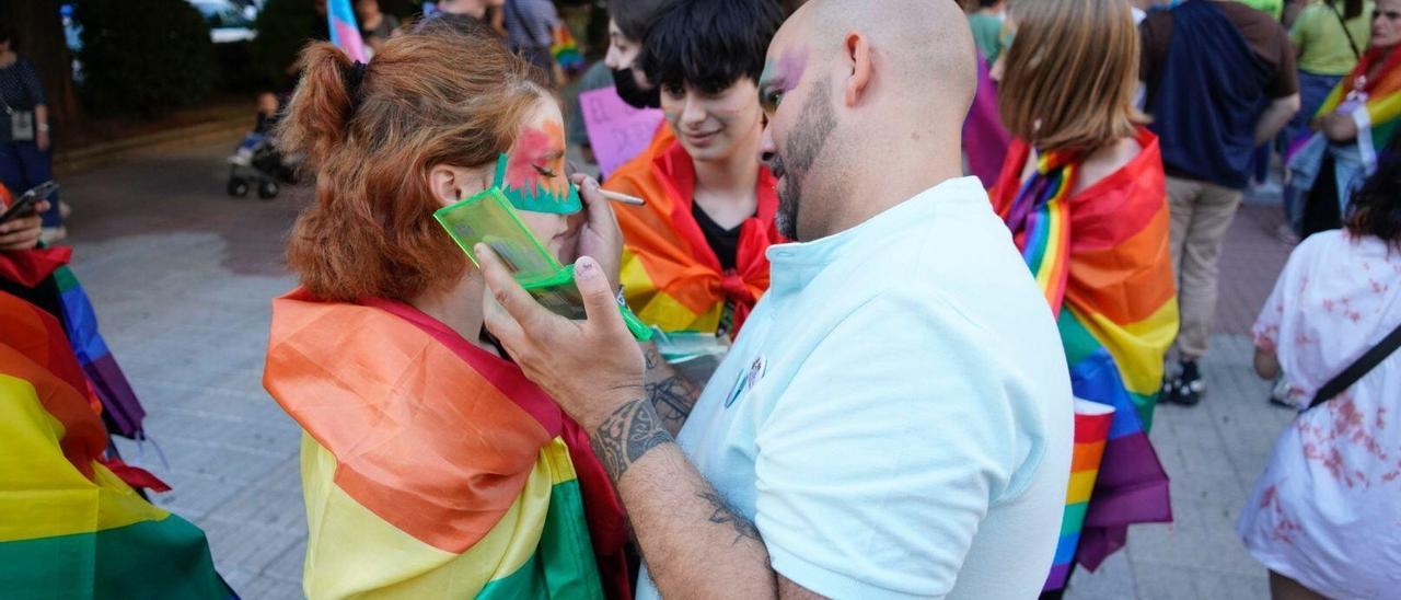 Un momento previo a la marcha del Orgullo en Cáceres, este sábado.