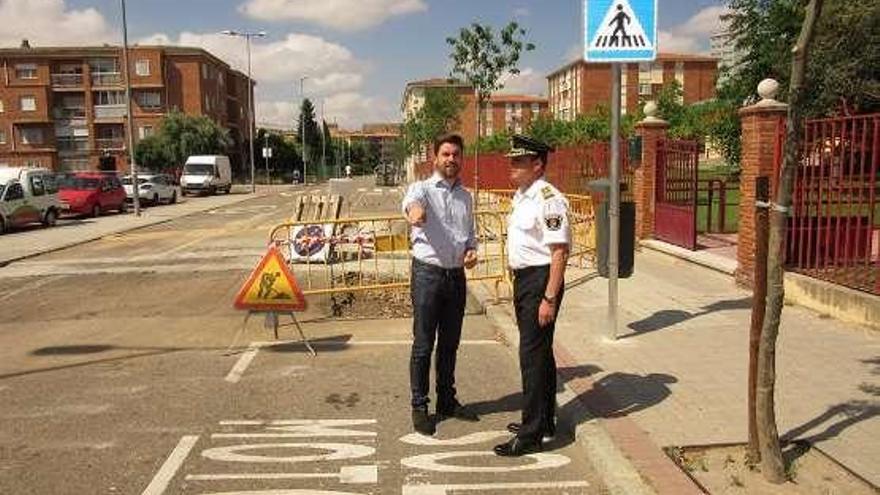 Antidio Fagúndez, en la entrada del colegio.