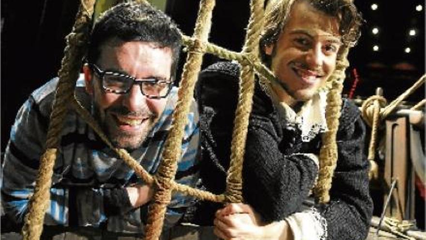 David Pintó (esquerra) i Dídac Flores en les cordes de l&#039;emblemàtic vaixell, a l&#039;escenari del teatre Victòria