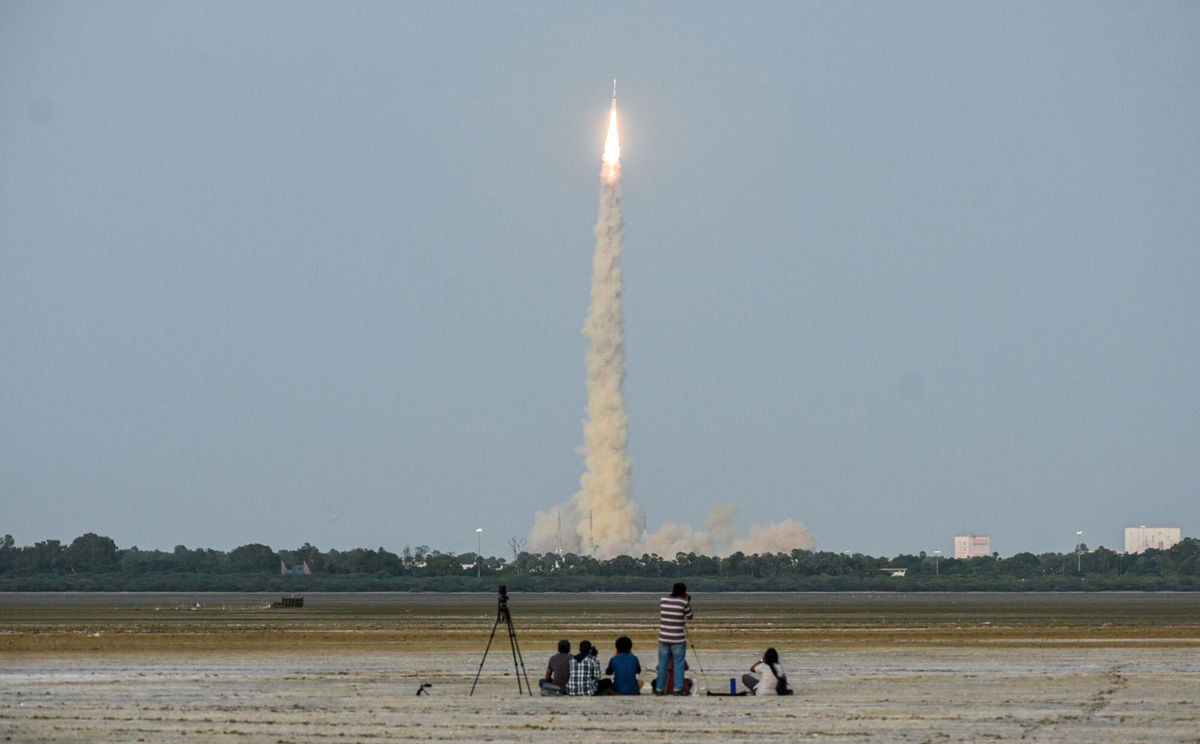 FOTODELDÍA Sriharikota (India), 30/07/2025.- El Radar de Apertura Sintética NASA-ISRO (NISAR), el primer satélite conjunto de la Organización de Investigación Espacial de la India (ISRO) y la NASA, fue lanzado por el cohete GSLV-F16 de la ISRO desde el Centro Espacial Satish Dhawan en Sriharikota, India,este miércoles. El satélite escaneará el planeta y proporcionará información meteorológica en cualquier momento con un intervalo de 12 días, lo que permitirá una amplia gama de aplicaciones. NISAR puede detectar incluso pequeños cambios en la superficie terrestre, como la deformación del suelo, el movimiento de las capas de hielo y la dinámica de la vegetación, según un comunicado de prensa de la ISRO. EFE/EPA/Ragul Krishnan