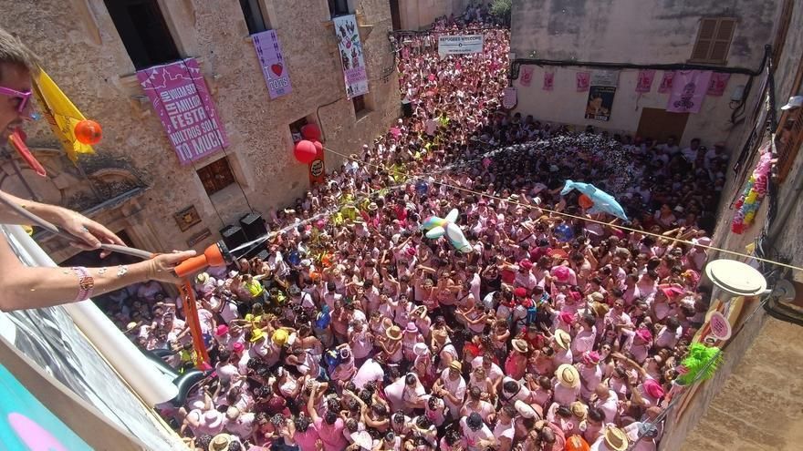 Mit "Carles Puigdemont" als Überraschungsgast - Tausende strömen zum verrücktesten Volksfest auf Mallorca