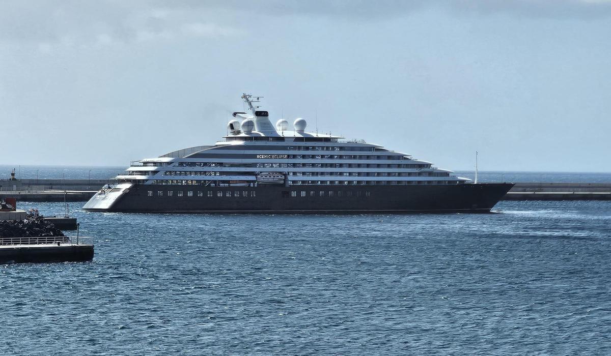 El ultra lujoso crucero 'Scenic Eclipse', entrando en la mañana de este jueves en el Puerto de Arrecife