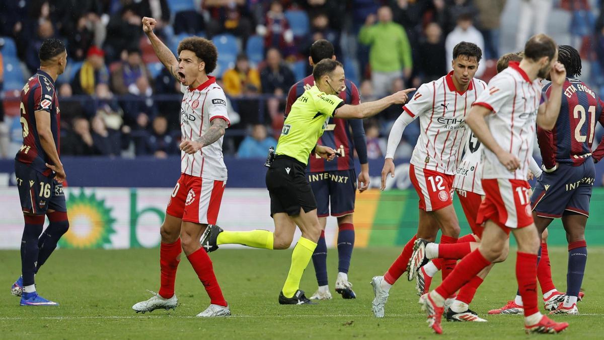 Axel Witsel celebra el gol del Girona después de que el árbitro lo validara.