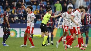 Axel Witsel celebra el gol del Girona después de que el árbitro lo validara.