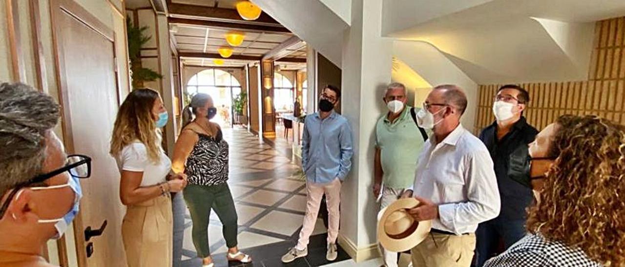 El alcalde y varias ediles durante su visita al hotel. | INFORMACIÓN