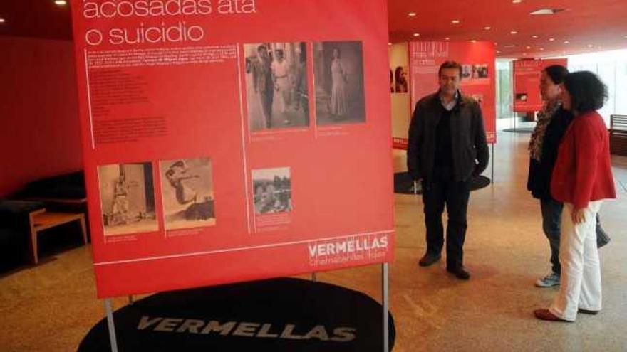 Inauguración, ayer, de la exposición &quot;Vermellas. Chamábanlles rojas&quot; en el Pazo da Cultura.  // R. Vázquez