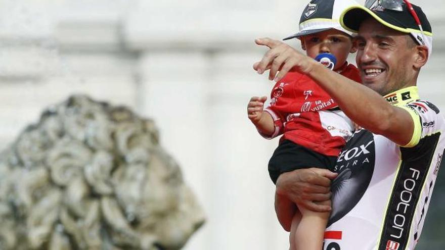 El ciclista del GEOX Juanjo Cobo posa con su sobrino en el podio situado frente a la Cibeles tras adjudicase la Vuelta a España.