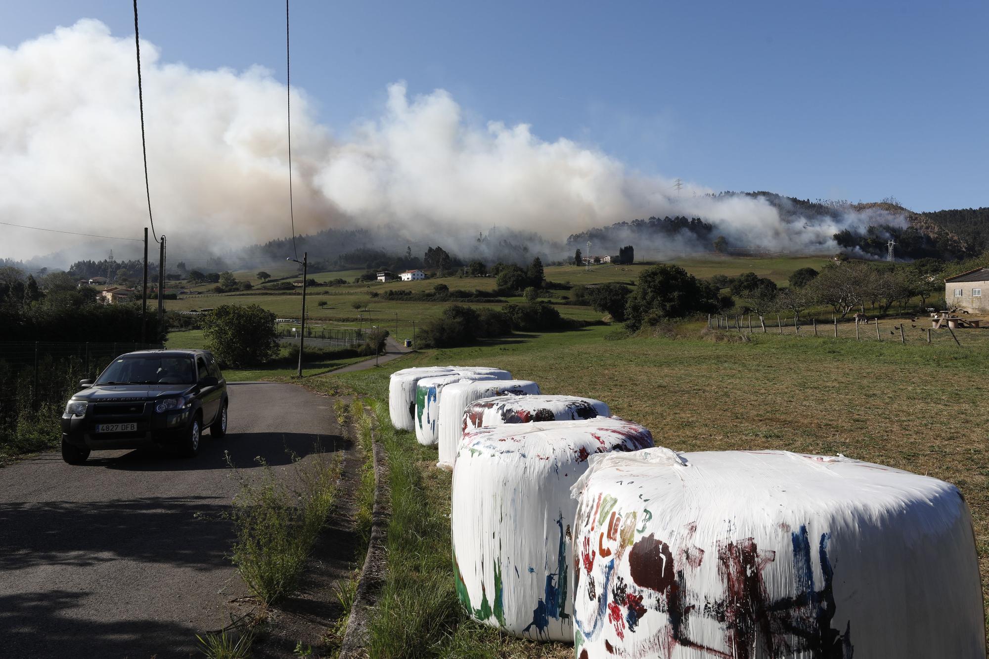 En imágenes: se reactiva el incendio en la vertiente gijonesa del Monte Areo