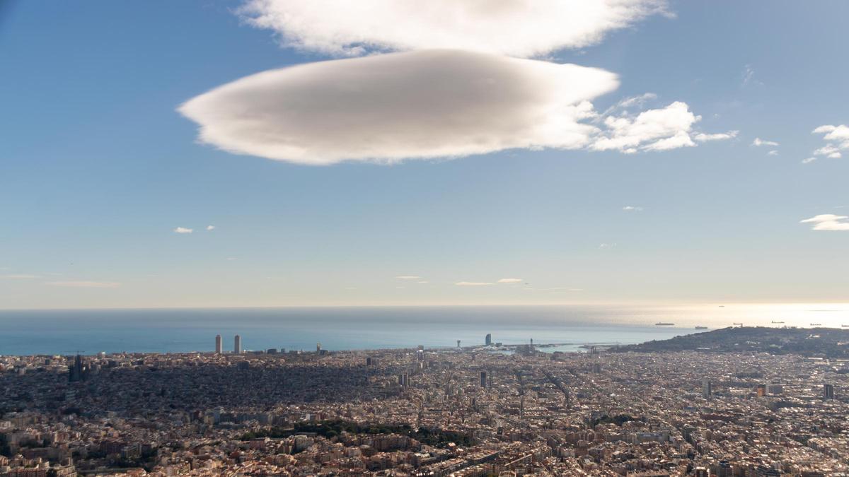 Nubes lenticulares vistos desde el Observatori Fabra, la mañana del 12 de febrero del 2024