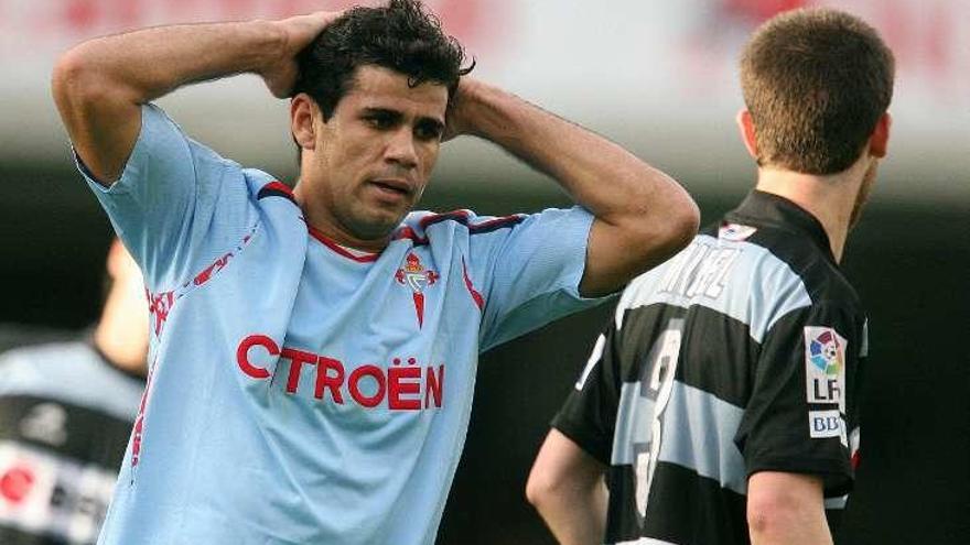 Diego Costa se lamenta de una ocasión fallida en un partido con el Celta. // R. Grobas