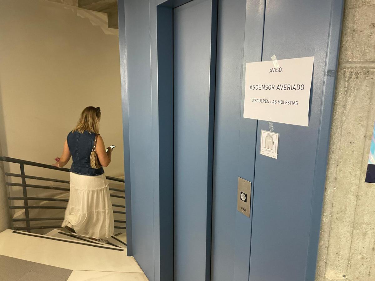 Un mes sin ascensor en el Centro Social Isla de Cuba de Alicante: "Esto nos afecta a todos"