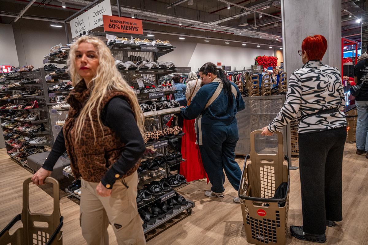 Furor y ofertas en el estreno de la primera tienda en Barcelona del outlet de grandes marcas TK-Maxx