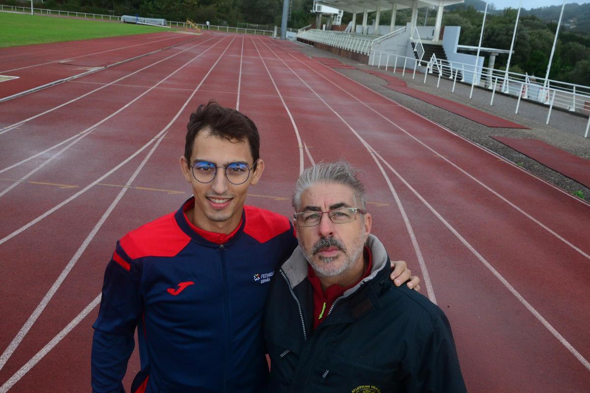 Martín Souto ayer en las pistas de atletismo junto a su entrenador del Vila de Cangas, Juan Ramilo.
