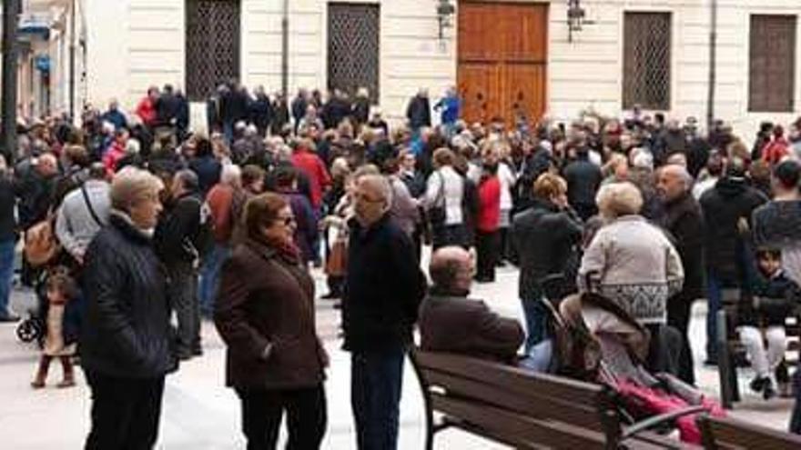 La concentración de protesta en la plaza de La Sala de Monóvar a las doce del mediodía de este sábado