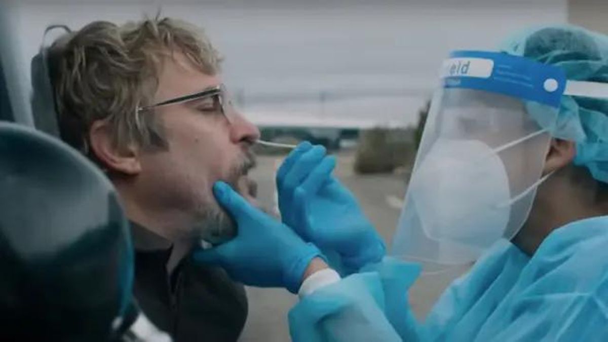 Fanáticos de las mascarillas y teóricos de la conspiración: 'Eddington' y otros reflejos del covid