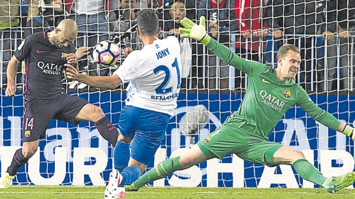 Yoni supera a Mascherano y Ter Stegen para marcar el 2-0 del Málaga - Barça