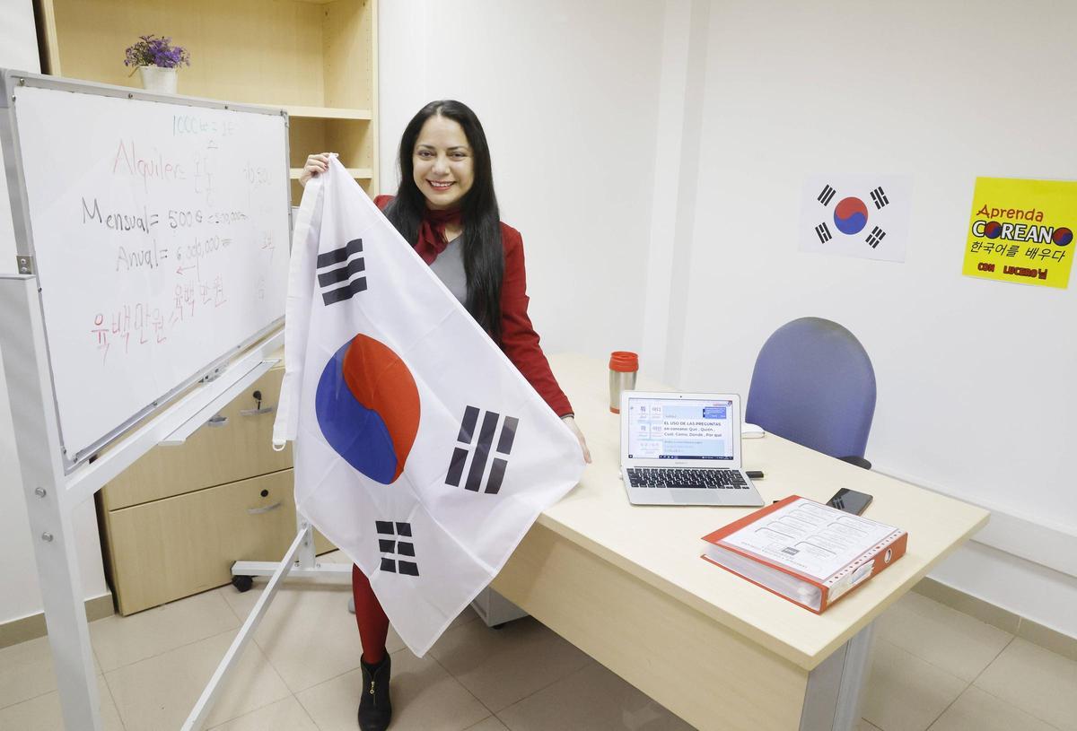 Lucero Dámaso, profesora de coreano en la UNED, posa con una bandera del país asiático.