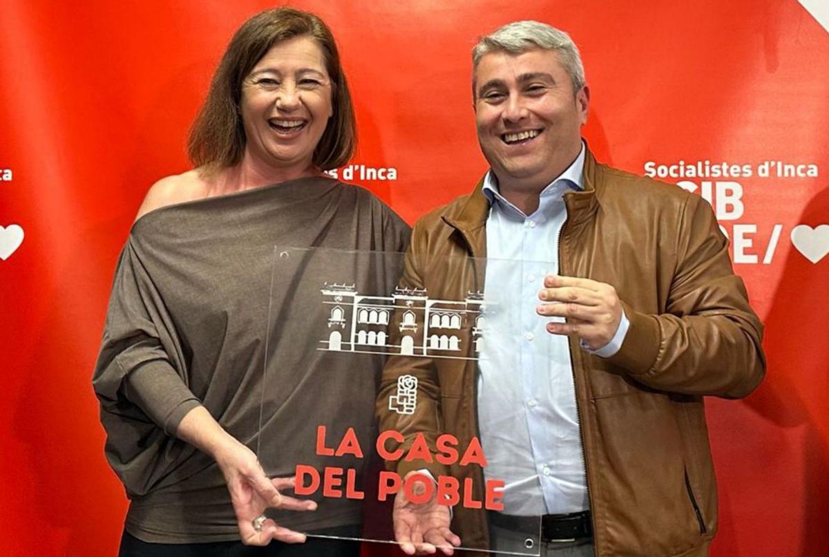 Armengol y Moreno posan ayer con la placa de la Casa del Poble. | PSIB-PSOE