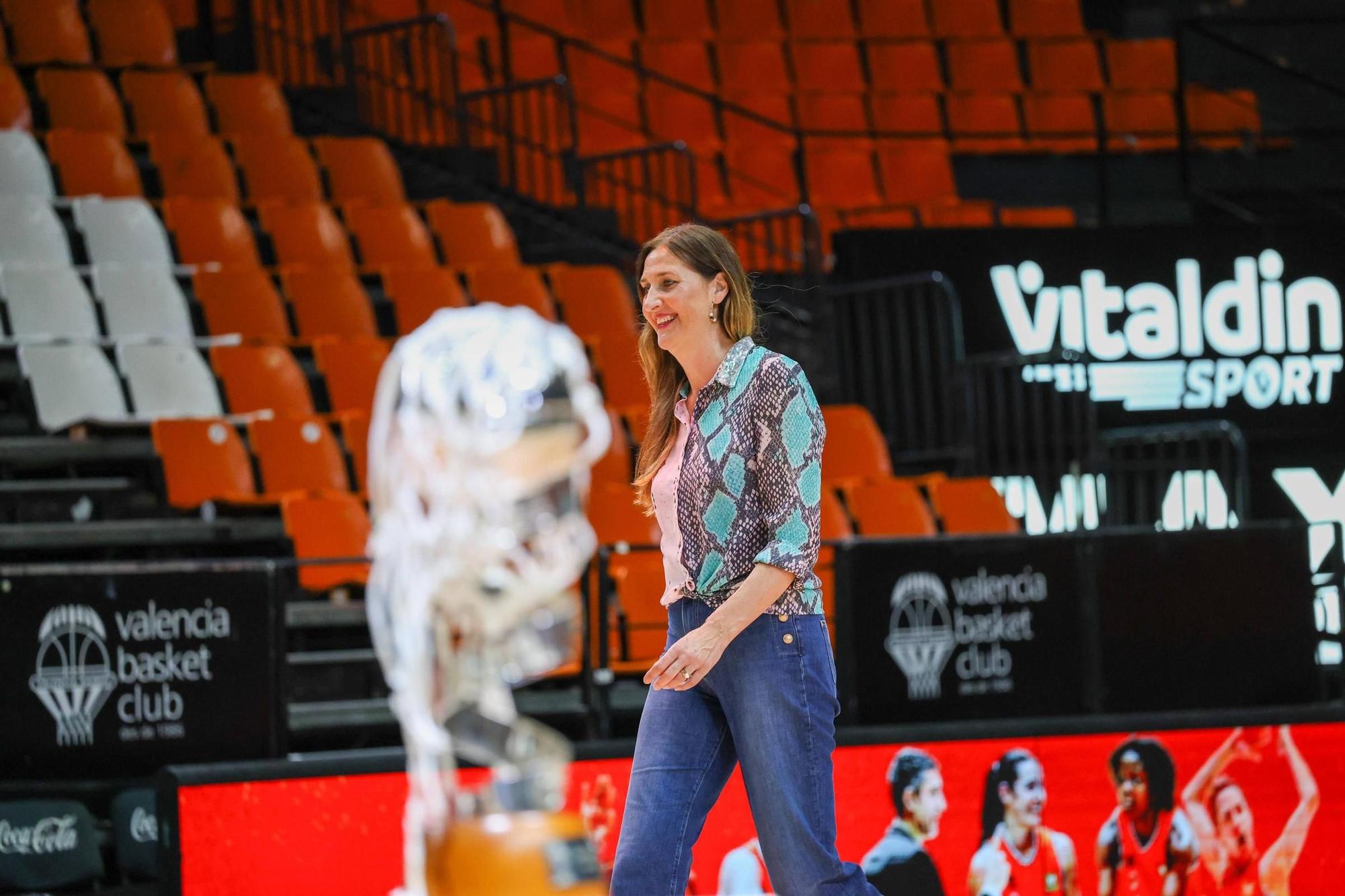 El Valencia Basket celebra a lo grande la Copa de la Reina con su afición