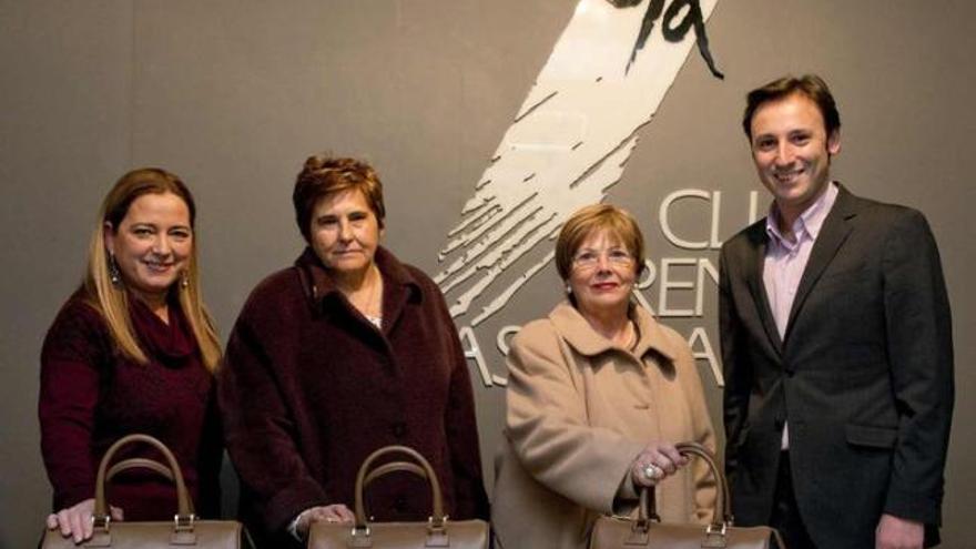 Por la izquierda, Belén Bobes, directora comercial de LA NUEVA ESPAÑA, y los ganadores María Elena Rodríguez, María del Rosario Colunga y David Reinares.