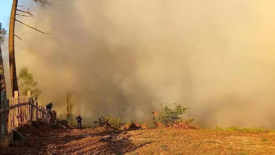 Un incendio entre Cambados y Vilanova pone en peligro a una vivienda y una granja porcina