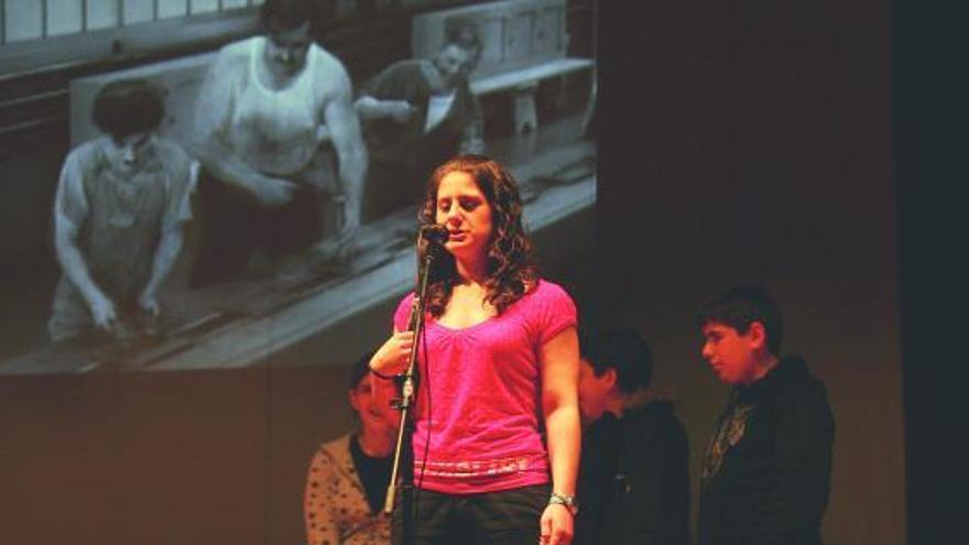 Un grupo de alumnos, ayer, durante su intervención en las V Xuntas d&#039;Escolinos en la Casa de Cultura.