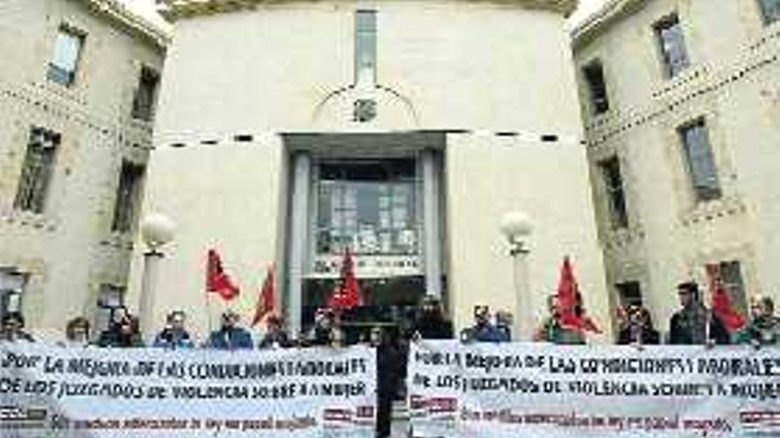 Concentración de los funcionarios ayer ante el Palacio de Justicia de Alicante