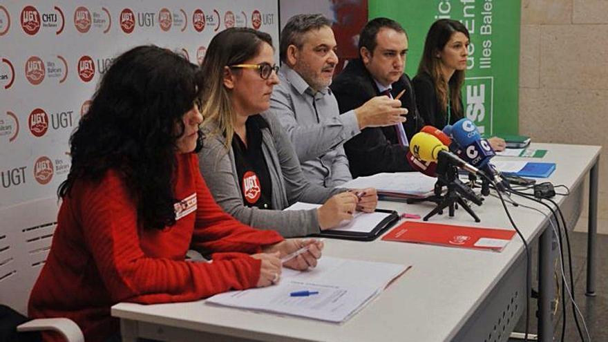 Isabel Bernardo (CC OO), Teresa Sánchez (UGT), el asesor jurídico Jorge Rivas, Alejandro Juan (USAE) y Olga Ortiz, del SATSE.