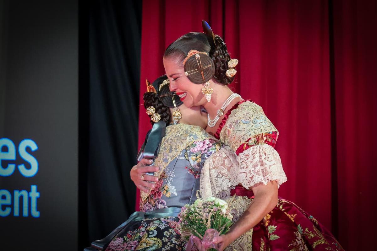Las Falleras Mayores se funden en un abrazo.