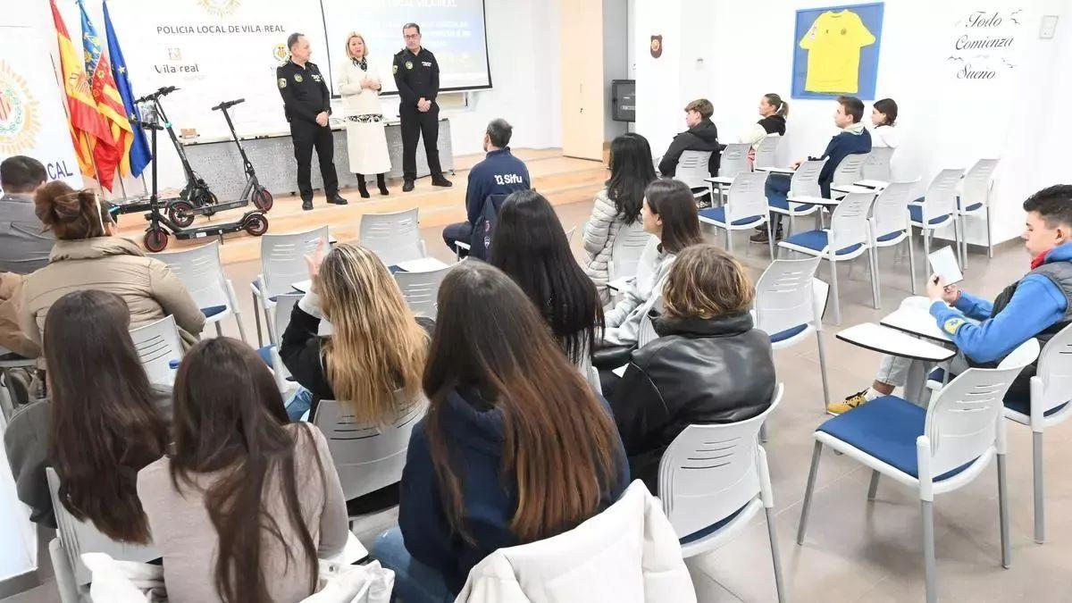 En diciembre del 2023, la Policía Local de Vila-real realizó, de forma pionera, un primer curso sobre el uso y la normativa sobre patinetes.
