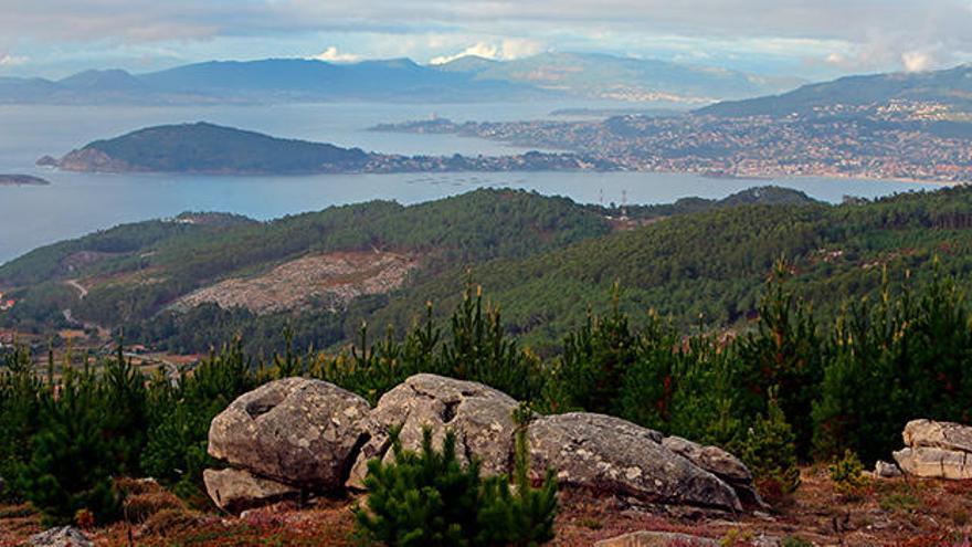 La bahía de Baiona y, al fondo, la ría de Vigo