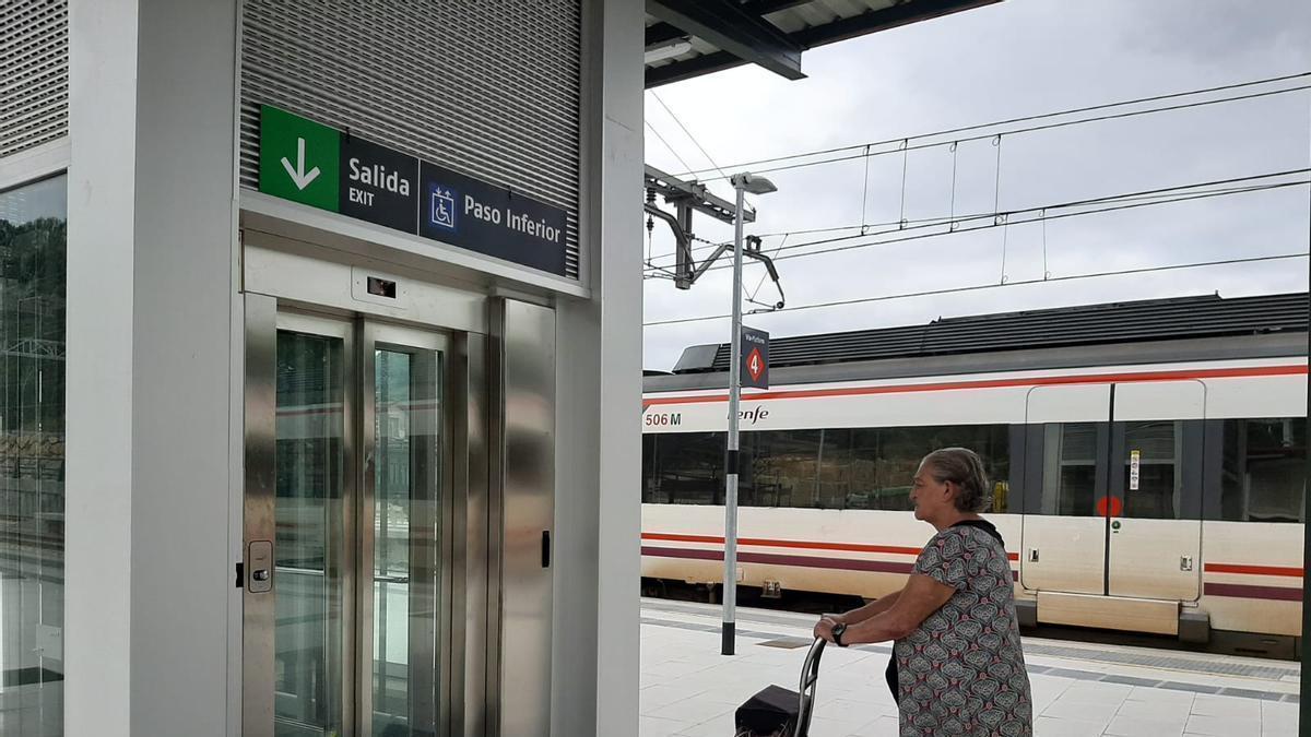 Una usuaria, en la estación de tren de Villabona, a punto de coger el ascensor