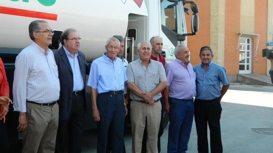 Juan Vicente Herrera, segundo por la izquierda, junto a representantes de Cobadú en la visita a la fábrica