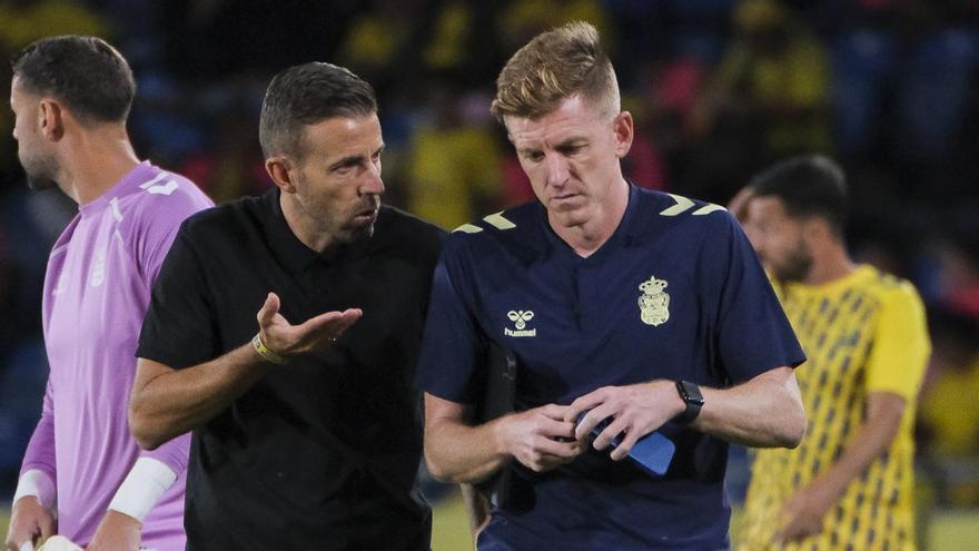 Luis García dialoga con su segundo, Mossa, en el descanso del UD-Eibar, del pasado 19-O.