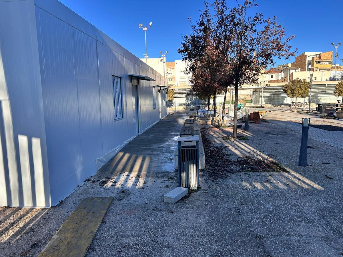 Algunas de las prefabricadas que siguen sin instalarse en el IES Alameda de Utiel.