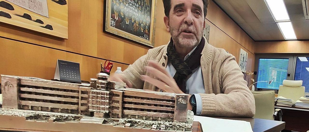 El presidente del Montepío, Juan José González Pulgar, en su despacho, con una maqueta de la residencia de Felechosa en primer término.