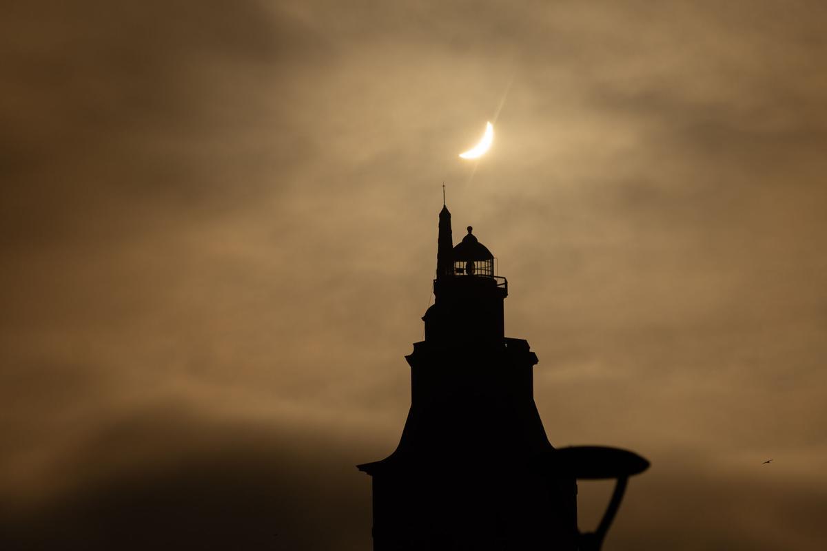 Cientos de curiosos se acercaron a ver un evento astronómico único en Punta Herminia Cientos de curiosos se acercaron a ver un evento astronómico único en Punta Herminia