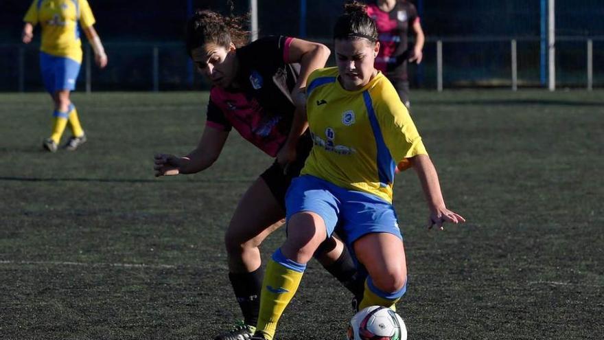 Una jugadora del Femiastur, presiona a una rival en un partido de esta temporada.